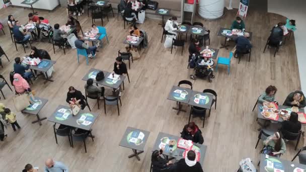 ŘÍM, ITÁLIE. 19. září. 2021. Lidé jíst ven, těší stolování v restauraci venkovní výhled shora — Stock video