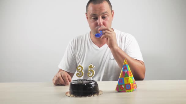 Homem de aniversário aborrecido infeliz com restolho sentindo-se triste e desapontado porque ninguém veio comemorar seu aniversário — Vídeo de Stock