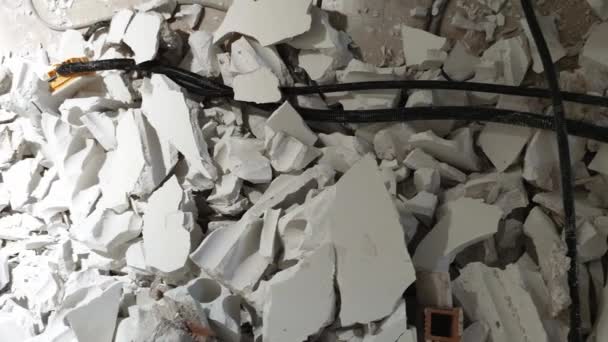 Скользкий вид на демонтажные работы в квартире, полный сломанных кирпичей и блоков от разбитых стен — стоковое видео
