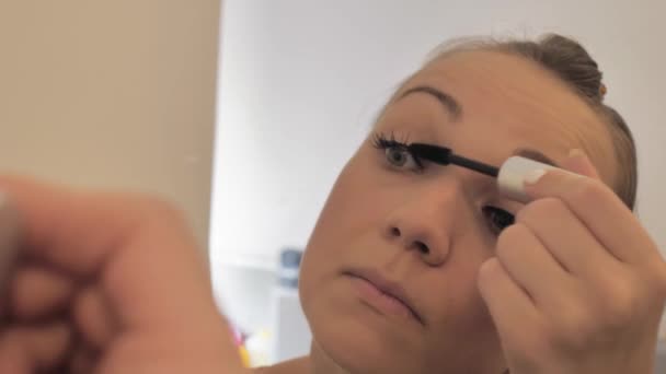 Maquilleuse. appliquer un maquillage de cils sur les yeux des filles. Vue rapprochée. — Video