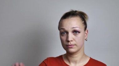 Dövülmüş, yara bere ve sıyrıklarla dolu bir kadın, sessiz bir yardım çığlığı, aile içi şiddet kavramı, acı çekme duygusu, adam kaçırma, tehlikede olma.