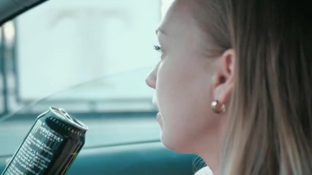 ROME, ITALIË - 21 mei 2021. vrouw drinkt energie uit blik in de auto — Stockvideo