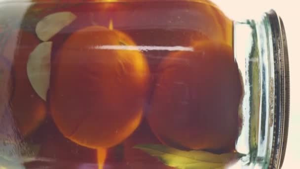 Los tomates en un frasco vuelven a la mesa. vídeo vertical — Vídeo de stock