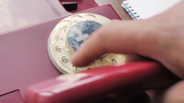 4K Vintage Retro Rotary Phone, man neemt de telefoon op — Stockvideo