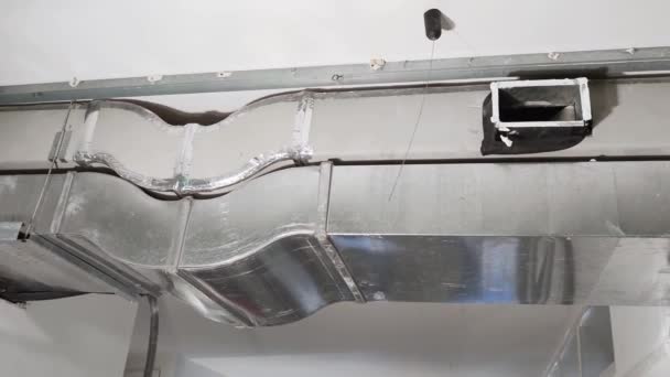 Slider tiro de tubos industriais grandes e tubulação dentro da planta de aquecimento central — Vídeo de Stock