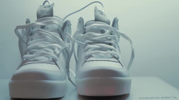 Idée papier minimale créative. Concept chaussure blanche avec fond blanc. — Video