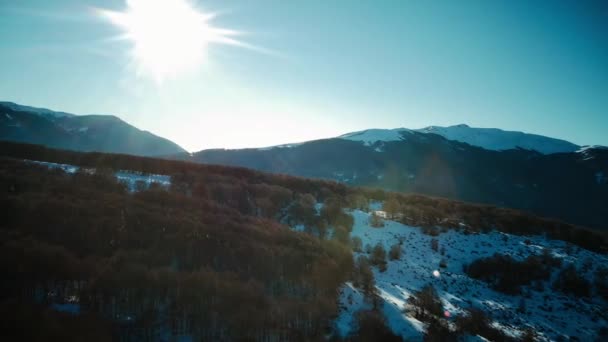 Drönarflygning över bergskedjan. Solsken bländar East Beauty Inspiration. 4K — Stockvideo