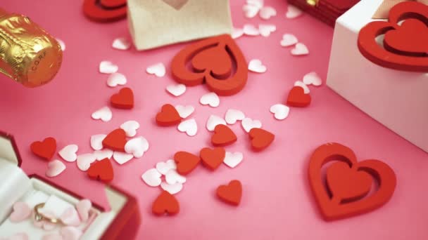 装飾的な心は赤い背景に落ちます。バレンタインデー3月8日 — ストック動画