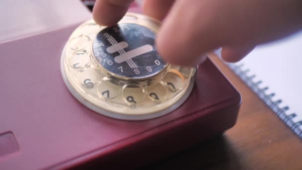 Sonner un téléphone rouge à cadran rotatif. Composer sur un vieux téléphone rotatif. Téléphone vintage rouge. téléphone rétro sonner hors du crochet — Video