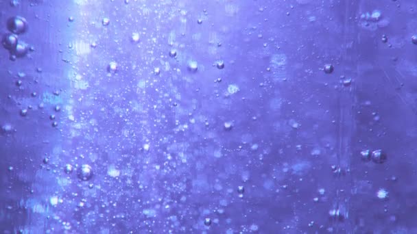 Kosmetisk gel av blå färg med små bubblor stiger till toppen. — Stockvideo