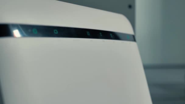 Actualizado: Router Wi-Fi, Red doméstica, Tecnología inalámbrica. Un router de Internet Wi-Fi con tres ordenadores conectados a una red local parpadea luces en una habitación oscura. — Vídeo de stock