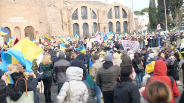 İtalya Roma 27 Şubat 2022. Seçici odaklı fotoğraf. Ukrayna 'nın işgaline karşı savaş karşıtı protestolar veya mitingler Rusya' nın Ukrayna 'ya saldırısını protesto ediyor.