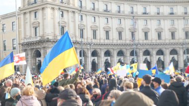 İtalya Roma 27 Şubat 2022. Seçici odaklı fotoğraf. Ukrayna 'nın işgaline karşı savaş karşıtı protestolar veya mitingler Rusya' nın Ukrayna 'ya saldırısını protesto ediyor.
