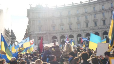 İtalya Roma 27 Şubat 2022. Seçici odaklı fotoğraf. Ukrayna 'nın işgaline karşı savaş karşıtı protestolar veya mitingler Rusya' nın Ukrayna 'ya saldırısını protesto ediyor.