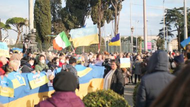 İtalya Roma 27 Şubat 2022. Seçici odaklı fotoğraf. Ukrayna 'nın işgaline karşı savaş karşıtı protestolar veya mitingler Rusya' nın Ukrayna 'ya saldırısını protesto ediyor.