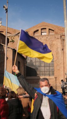 İtalya Roma 27 Şubat 2022. Seçici odaklı fotoğraf. Ukrayna 'nın işgaline karşı savaş karşıtı protestolar veya mitingler Rusya' nın Ukrayna 'ya saldırısını protesto ediyor.