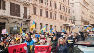 İtalya Roma 27 Şubat 2022. Seçici odaklı fotoğraf. Ukrayna 'nın işgaline karşı savaş karşıtı protestolar veya mitingler Rusya' nın Ukrayna 'ya saldırısını protesto ediyor.
