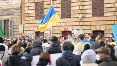İtalya Roma 27 Şubat 2022. Seçici odaklı fotoğraf. Ukrayna 'nın işgaline karşı savaş karşıtı protestolar veya mitingler Rusya' nın Ukrayna 'ya saldırısını protesto ediyor.