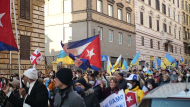 İtalya Roma 27 Şubat 2022. Seçici odaklı fotoğraf. Ukrayna 'nın işgaline karşı savaş karşıtı protestolar veya mitingler Rusya' nın Ukrayna 'ya saldırısını protesto ediyor.