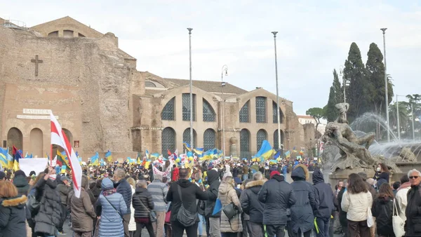 İtalya Roma 27 Şubat 2022. Seçici odaklı fotoğraf. Ukrayna 'nın işgaline karşı savaş karşıtı protestolar veya mitingler Rusya' nın Ukrayna 'ya saldırısını protesto ediyor.