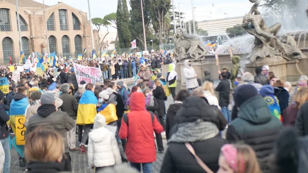 Italie Rome 27 février 2022. Photo avec mise au point sélective. Manifestation anti-guerre ou rassemblement contre l'invasion de l'Ukraine Le peuple proteste contre l'attaque russe contre l'Ukraine. — Photo