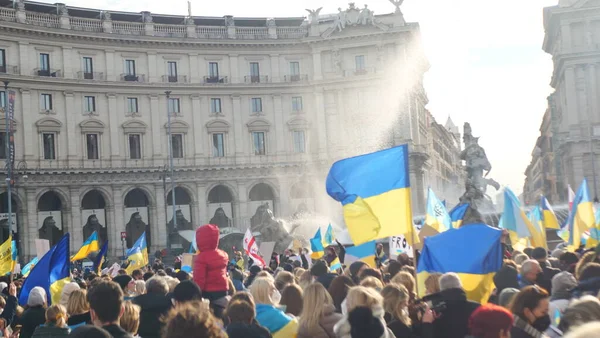 İtalya Roma 27 Şubat 2022. Seçici odaklı fotoğraf. Ukrayna 'nın işgaline karşı savaş karşıtı protestolar veya mitingler Rusya' nın Ukrayna 'ya saldırısını protesto ediyor.