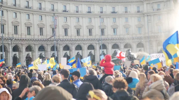 İtalya Roma 27 Şubat 2022. Seçici odaklı fotoğraf. Ukrayna 'nın işgaline karşı savaş karşıtı protestolar veya mitingler Rusya' nın Ukrayna 'ya saldırısını protesto ediyor.