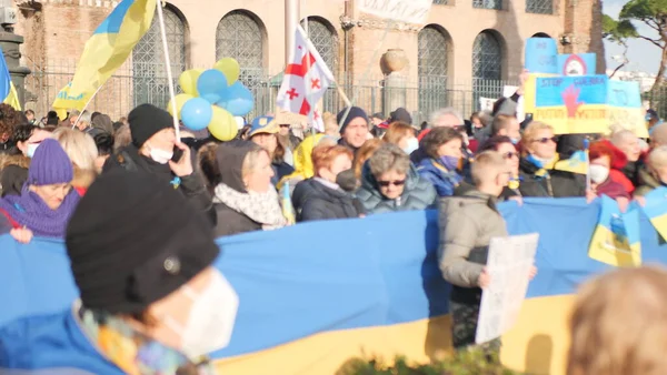 Italie Rome 27 février 2022. Photo avec mise au point sélective. Manifestation anti-guerre ou rassemblement contre l'invasion de l'Ukraine Le peuple proteste contre l'attaque russe contre l'Ukraine. — Photo