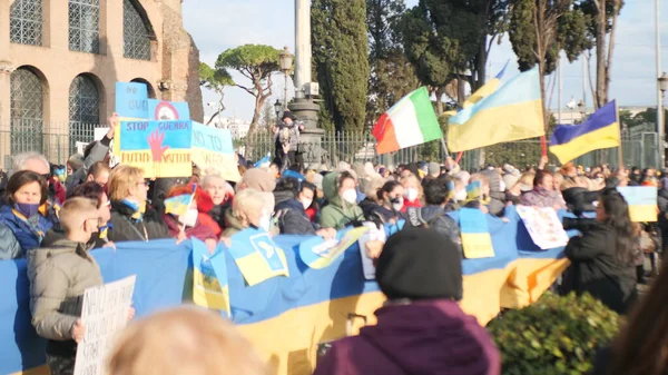 Itália Roma 27 de fevereiro de 2022. Foto com foco seletivo. Protesto anti-guerra ou comício contra a invasão da Ucrânia As pessoas protestam contra o ataque da Rússia à Ucrânia. — Fotografia de Stock