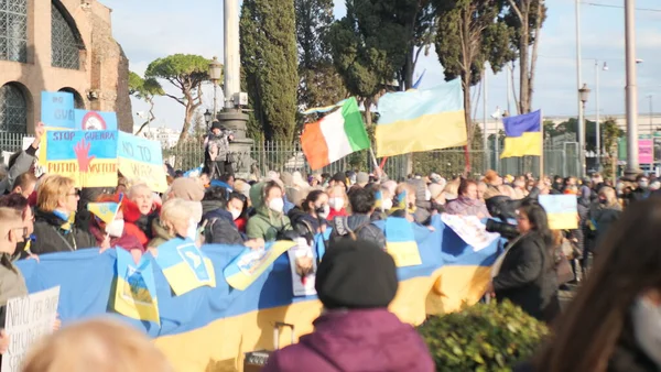 İtalya Roma 27 Şubat 2022. Seçici odaklı fotoğraf. Ukrayna 'nın işgaline karşı savaş karşıtı protestolar veya mitingler Rusya' nın Ukrayna 'ya saldırısını protesto ediyor.