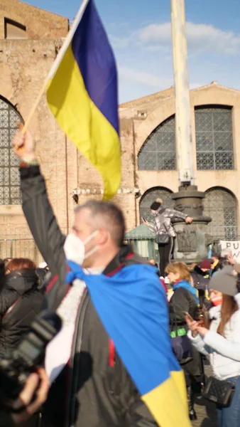 İtalya Roma 27 Şubat 2022. Seçici odaklı fotoğraf. Ukrayna 'nın işgaline karşı savaş karşıtı protestolar veya mitingler Rusya' nın Ukrayna 'ya saldırısını protesto ediyor.