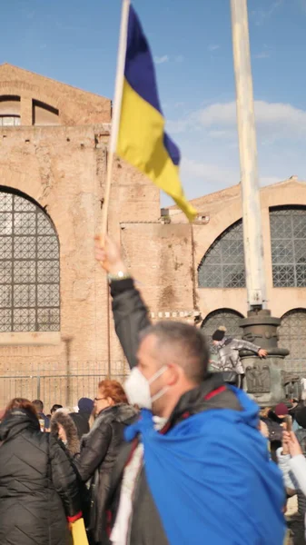 Itália Roma 27 de fevereiro de 2022. Foto com foco seletivo. Protesto anti-guerra ou comício contra a invasão da Ucrânia As pessoas protestam contra o ataque da Rússia à Ucrânia. — Fotografia de Stock