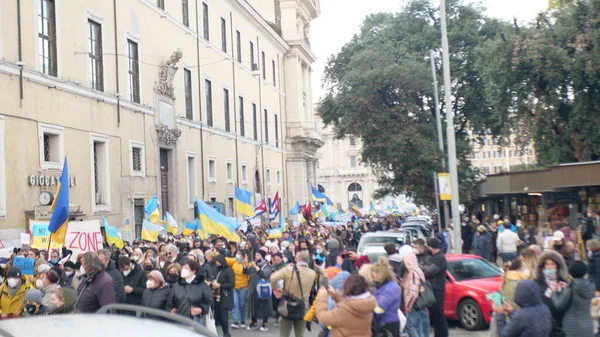 Italie Rome 27 février 2022. Photo avec mise au point sélective. Manifestation anti-guerre ou rassemblement contre l'invasion de l'Ukraine Le peuple proteste contre l'attaque russe contre l'Ukraine. — Photo