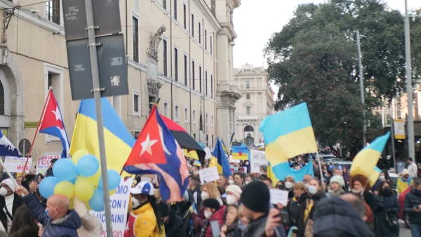 İtalya Roma 27 Şubat 2022. Seçici odaklı fotoğraf. Ukrayna 'nın işgaline karşı savaş karşıtı protestolar veya mitingler Rusya' nın Ukrayna 'ya saldırısını protesto ediyor.
