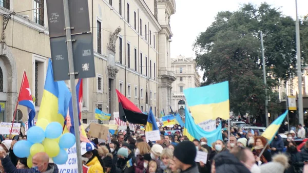意大利罗马2022年2月27日。照片有选择的焦点。反对入侵乌克兰的反战抗议或集会人民抗议俄罗斯对乌克兰的进攻. — 图库照片