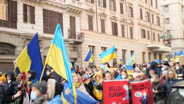 Itália Roma 27 de fevereiro de 2022. Foto com foco seletivo. Protesto anti-guerra ou comício contra a invasão da Ucrânia As pessoas protestam contra o ataque da Rússia à Ucrânia. — Fotografia de Stock