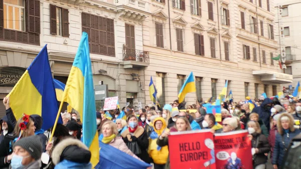 İtalya Roma 27 Şubat 2022. Seçici odaklı fotoğraf. Ukrayna 'nın işgaline karşı savaş karşıtı protestolar veya mitingler Rusya' nın Ukrayna 'ya saldırısını protesto ediyor.