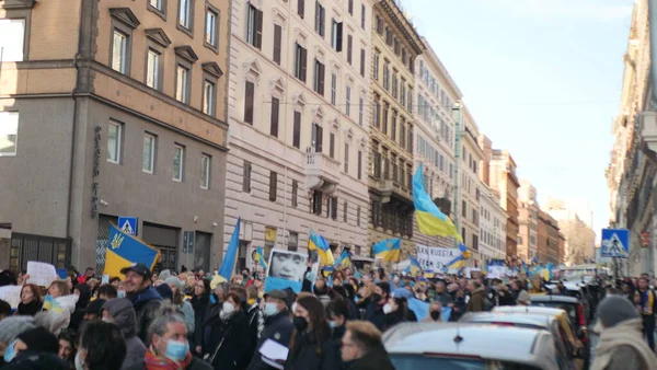 İtalya Roma 27 Şubat 2022. Seçici odaklı fotoğraf. Ukrayna 'nın işgaline karşı savaş karşıtı protestolar veya mitingler Rusya' nın Ukrayna 'ya saldırısını protesto ediyor.