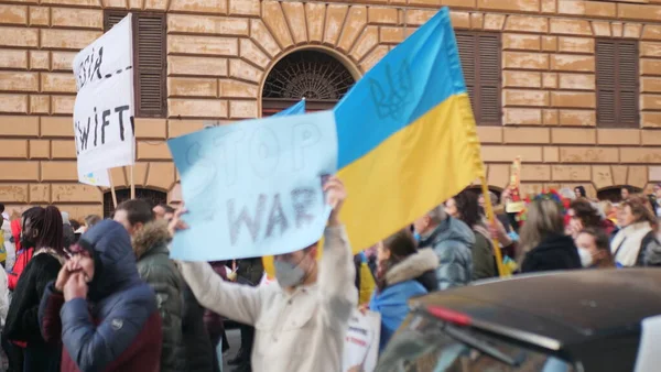 Italien Rom 27 februari 2022. Foto med selektivt fokus. Anti krig protest eller rally mot invasionen av Ukraina Människor protesterar mot Ryssland attack mot Ukraina. — Stockfoto
