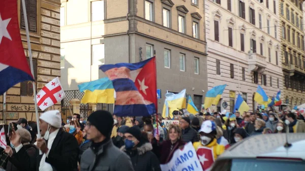 Italie Rome 27 février 2022. Photo avec mise au point sélective. Manifestation anti-guerre ou rassemblement contre l'invasion de l'Ukraine Le peuple proteste contre l'attaque russe contre l'Ukraine. — Photo