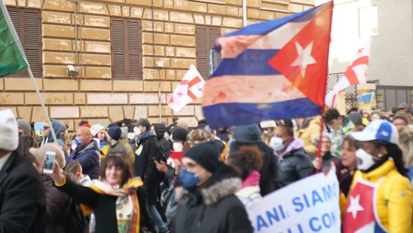 İtalya Roma 27 Şubat 2022. Seçici odaklı fotoğraf. Ukrayna 'nın işgaline karşı savaş karşıtı protestolar veya mitingler Rusya' nın Ukrayna 'ya saldırısını protesto ediyor.