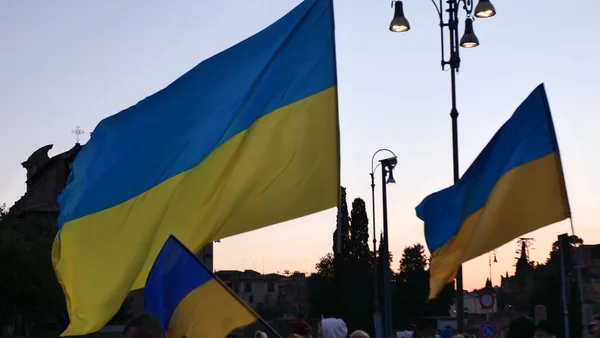 İtalya Roma 27 Şubat 2022. Seçici odaklı fotoğraf. Ukrayna 'nın işgaline karşı savaş karşıtı protestolar veya mitingler Rusya' nın Ukrayna 'ya saldırısını protesto ediyor.