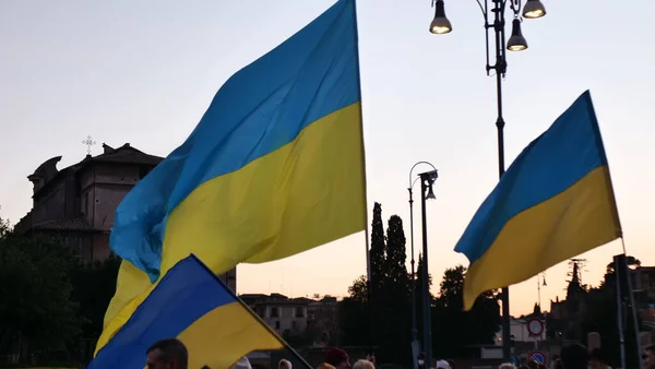 İtalya Roma 27 Şubat 2022. Seçici odaklı fotoğraf. Ukrayna 'nın işgaline karşı savaş karşıtı protestolar veya mitingler Rusya' nın Ukrayna 'ya saldırısını protesto ediyor.