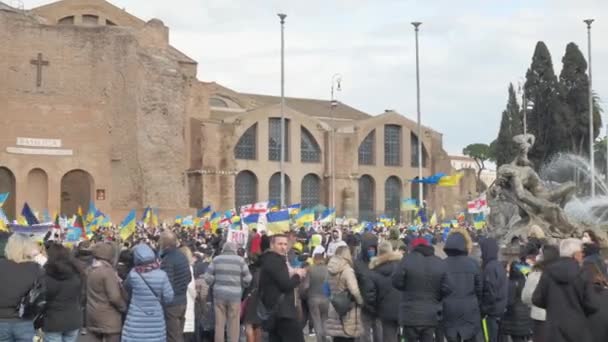 イタリアローマ2022年2月27日。選択的焦点で写真。ウクライナ侵攻に対する抗戦争抗議や集会人々はウクライナへのロシアの攻撃に抗議しています. — ストック動画