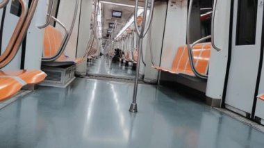 Neredeyse boş bir metro treniyle yolculuk, güneşli bir günde yer altı, içerisi 4k manzaralı.