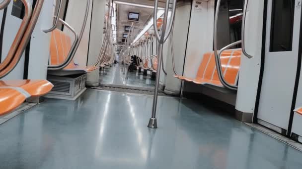 Viajando con un tren de metro casi vacío, en el suelo en un día soleado, vista de 4k dentro — Vídeos de Stock