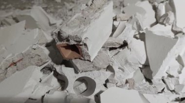 Bina yıkılması sonra tahrip olmuş duvar, sıra close-up harabelerde yalan