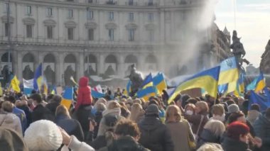 İtalya Roma 27 Şubat 2022. Seçici odaklı fotoğraf. Ukrayna 'nın işgaline karşı savaş karşıtı protestolar veya mitingler Rusya' nın Ukrayna 'ya saldırısını protesto ediyor.