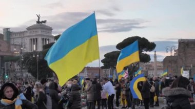 İtalya Roma 27 Şubat 2022. Seçici odaklı fotoğraf. Ukrayna 'nın işgaline karşı savaş karşıtı protestolar veya mitingler Rusya' nın Ukrayna 'ya saldırısını protesto ediyor.