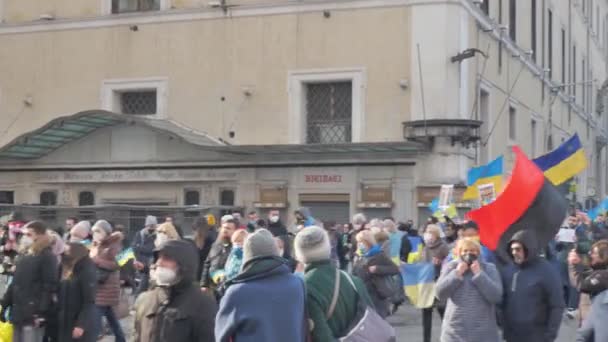 Italien Rom 27. Februar 2022. Foto mit selektivem Fokus. Antikriegsprotest oder Kundgebung gegen die Invasion der Ukraine Die Menschen protestieren gegen den russischen Angriff auf die Ukraine. — Stockvideo